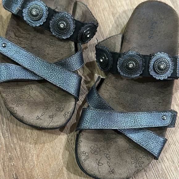 TAOS | Oasis Leather Strappy Silver Metallic Medallion Sandals - Picture 3 of 7